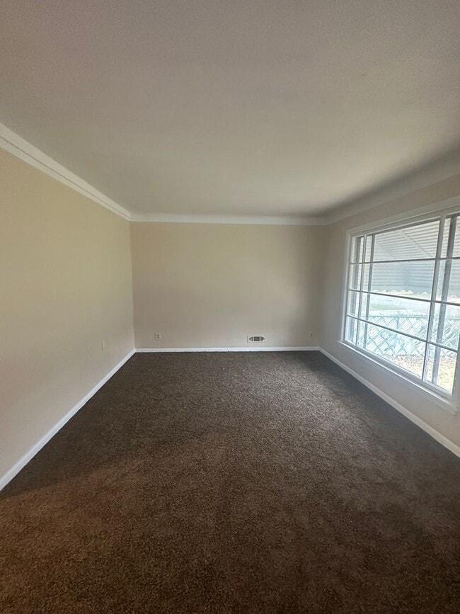 Building Photo - 3bd Single Water/Sewer Included Section 8