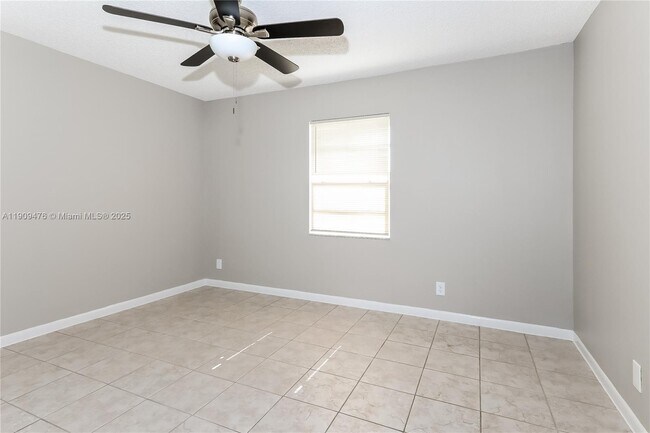 Building Photo - 2152 NE 1st Ct