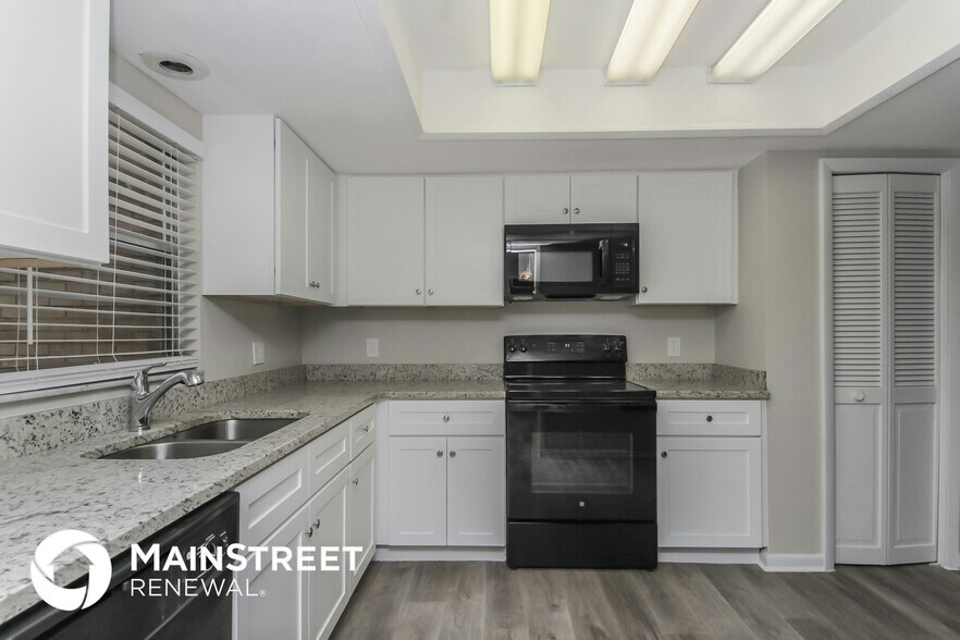 Building Photo - 1655 Louis Dr