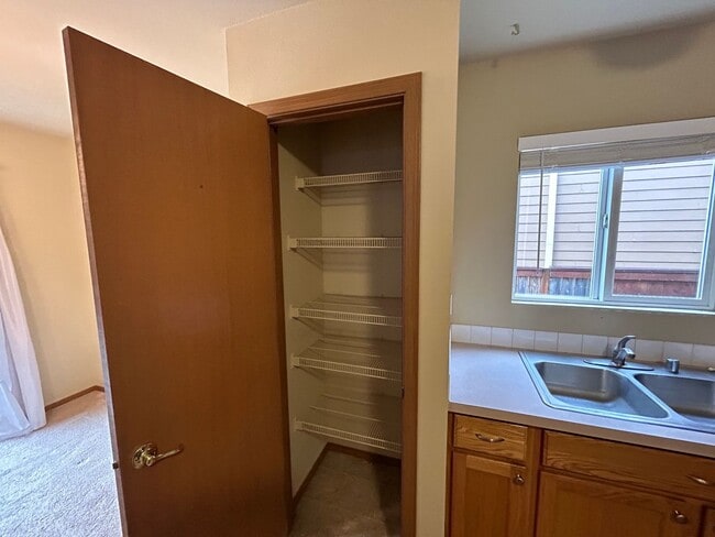 Building Photo - Beautiful 4 bd 2.5 bath w/ 2-car Garage Ho...