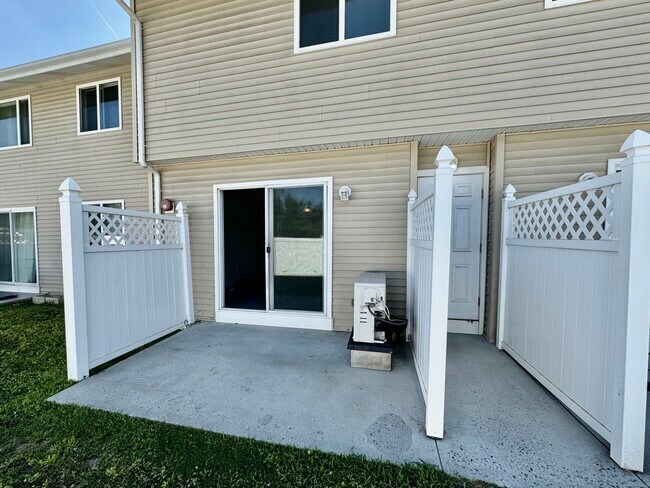 Building Photo - 466 Danbury Rd