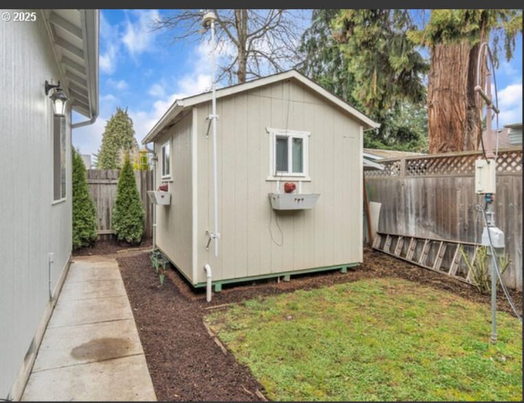 Building Photo - 1327 Manzana St