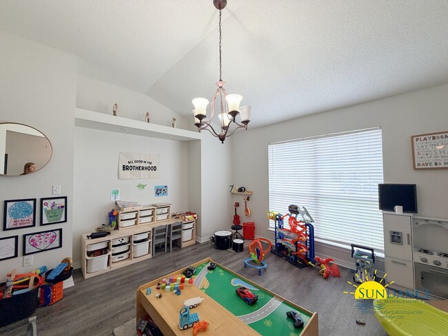 Building Photo - Desirable location & well-maintained 4BR home in Navarre!