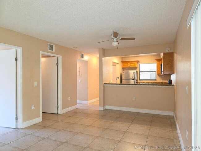 Building Photo - 1542 Lake Crystal Dr