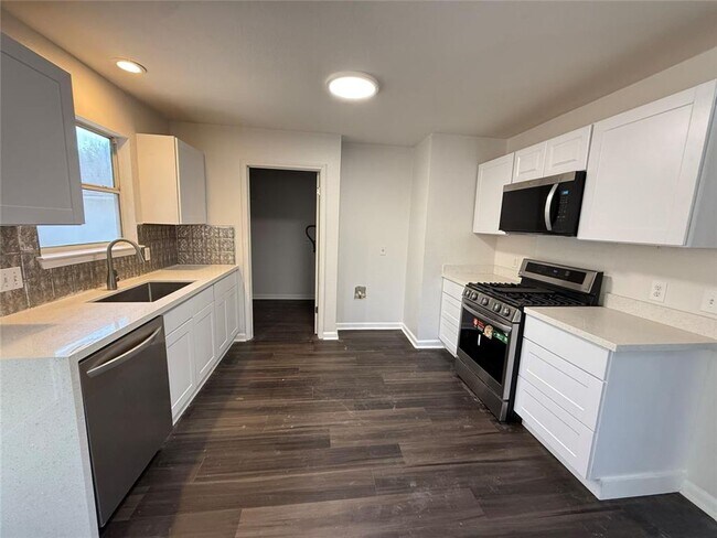 Building Photo - 3 Bed / 2 Bath / 2 living room a great bac...
