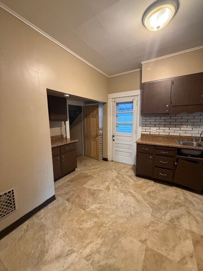 Building Photo - 2-Bedroom 1 Bath House with Spacious Entertaining Porch