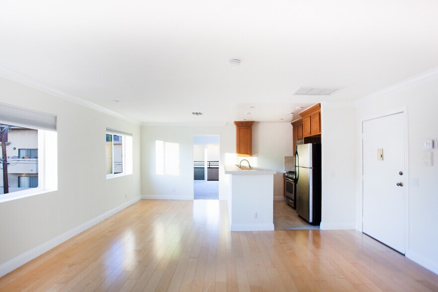 Building Photo - 1510 S Barrington Ave
