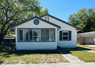 Building Photo - Charming 3 Bed, 2 Bath Oasis: Minutes from...
