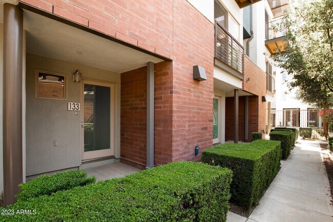 Building Photo - 525 W Lakeside Dr