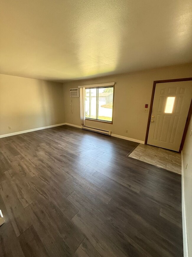 Building Photo - Private Entry 2 Bedroom Apartment Available!