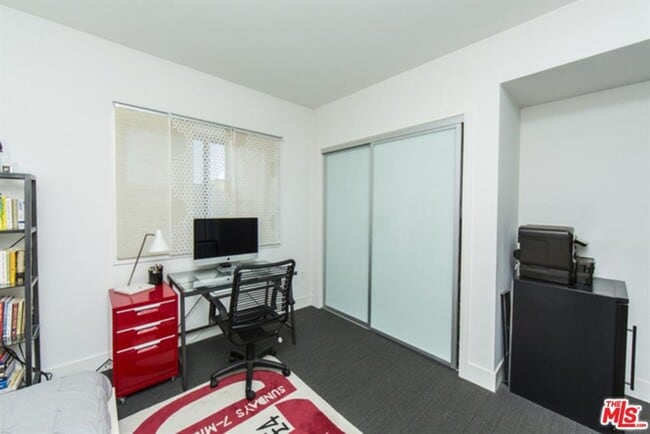 Building Photo - Penthouse Unit Available! Walkers Paradise! Will not Last!