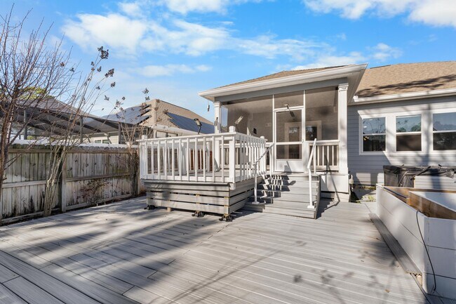 Building Photo - 590 Las Roblas Grande Dr