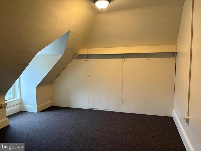 Building Photo - 330 E Chestnut St