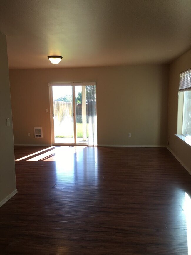 Building Photo - 3 Bedroom Duplex in SW Redmond