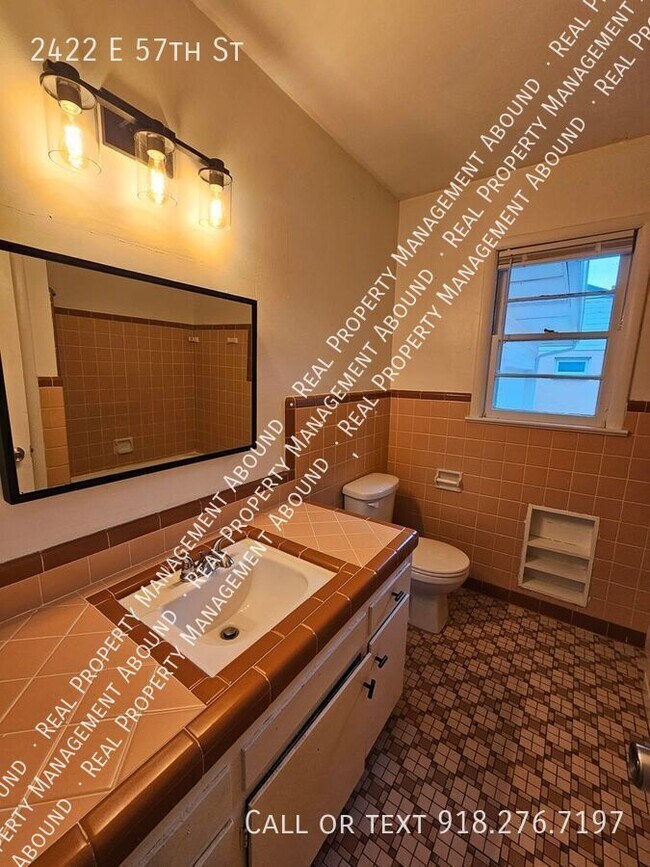 Building Photo - 2422 E 57th St