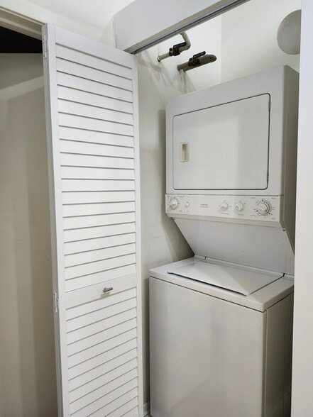 Building Photo - 1525 S Sangamon St