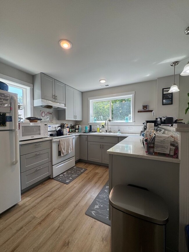 Building Photo - 3-Bed, 3-Bath Home for Lease w/ Rooftop De...