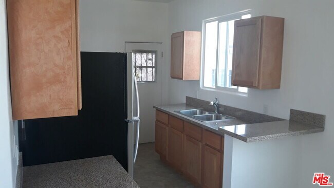 Building Photo - 5017 S Crenshaw Blvd
