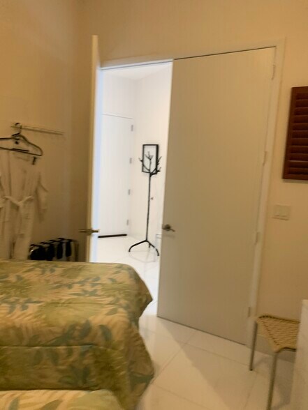 Building Photo - 15811 Collins Ave