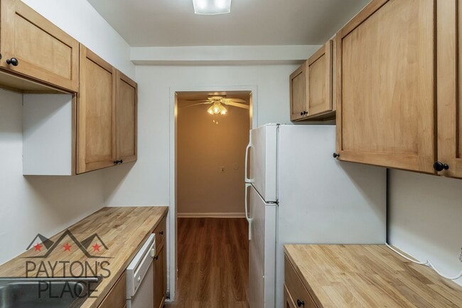 Building Photo - Spacious condo with Water included and Parking!!! FIRST MONTH'S HALF OFF