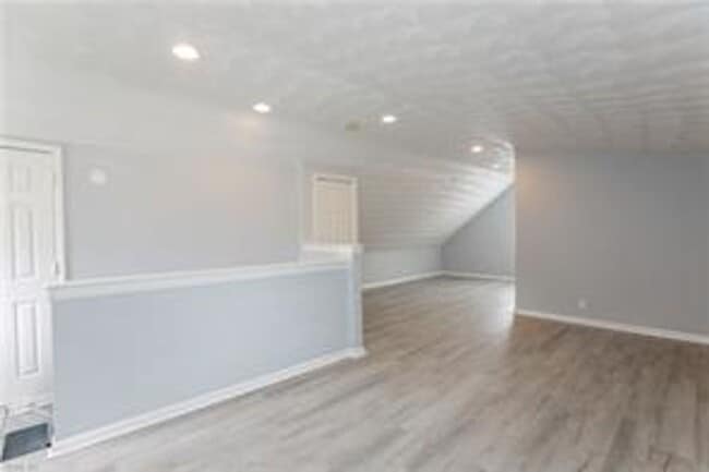Building Photo - Renovated 3 bed, 1.5 bath Single-Family