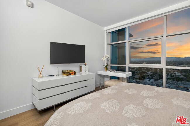 Building Photo - 13700 Marina Pointe Dr