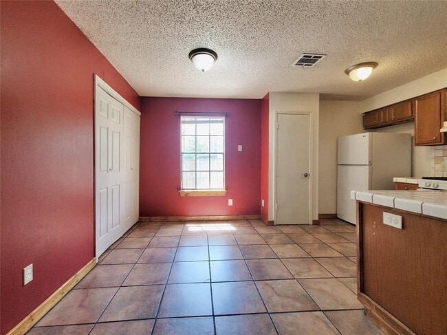 Building Photo - 2400 Berkett Dr