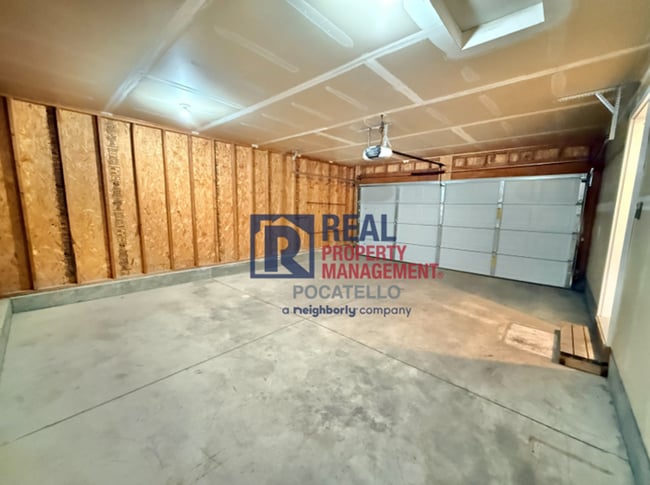 Building Photo - 3 Bedroom 1.5 Bath Apartment - 2 car garage