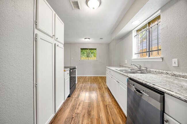 Building Photo - 5618 Briarwick Ln