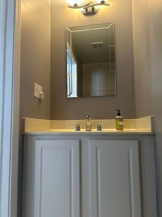 Building Photo - 2 Bedroom Harbor Park Condo - Just Blocks From the Lake