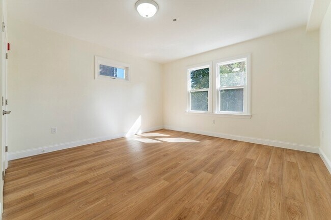 Building Photo - 27 Perrin St