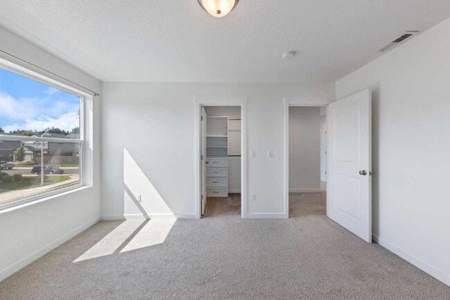 Building Photo - Large Recent Construction Home with Bonus Room!
