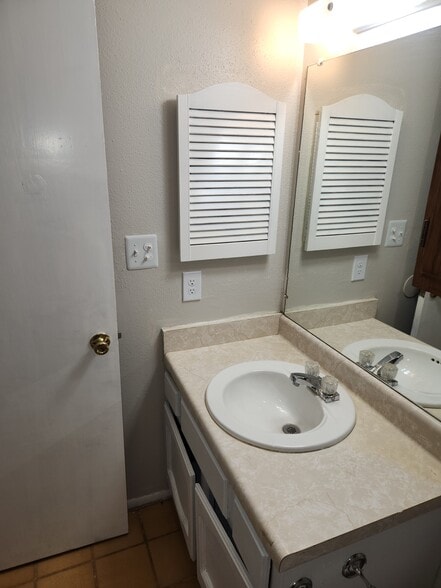 Bathroom 2 - 6824 Oldham