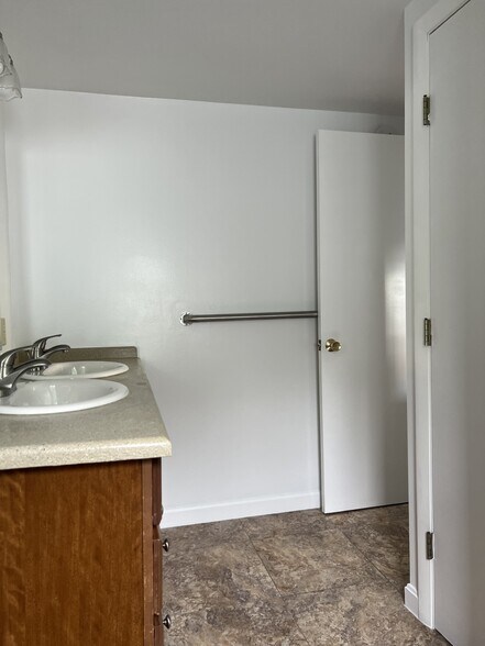 Building Photo - 10 Kimball St