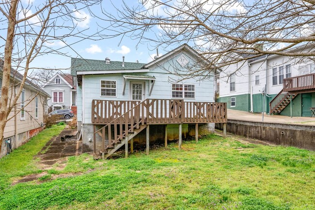 Building Photo - Cozy 2 Bedroom Downtown Home Available!