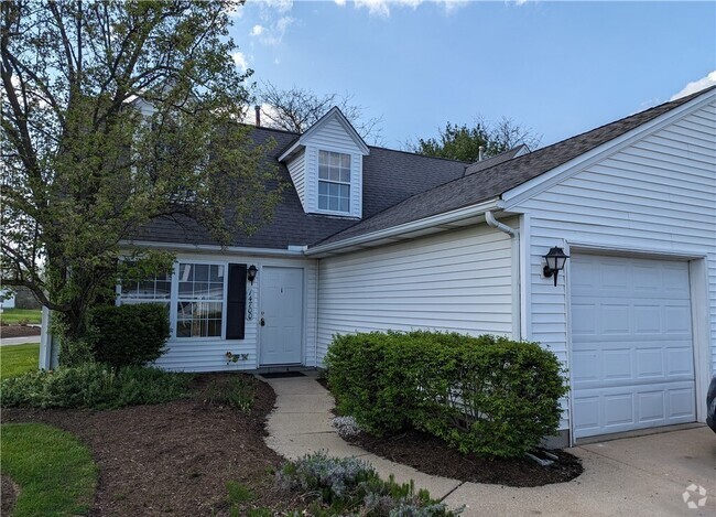 Building Photo - 14700 Lakeview Dr