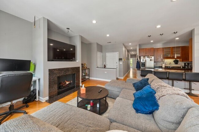 Building Photo - Stunning 2 Bed 2 Bath in the Ukrainian Village area
