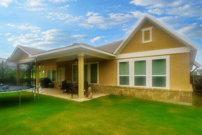 Building Photo - Executive-Style Home Now Available in Crossvine (Schertz) Realtor Commission: $750