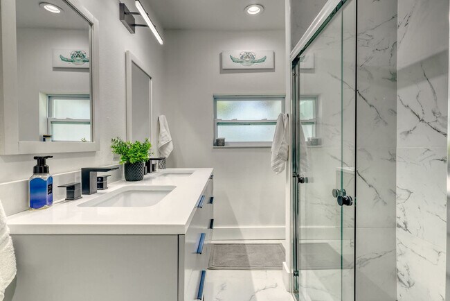 Building Photo - 106 Playmore Dr