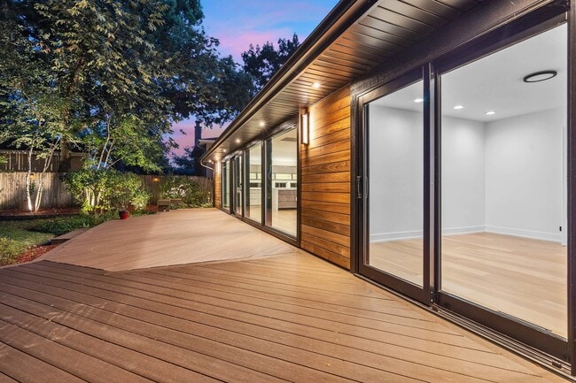 Building Photo - 623 Echo Ln