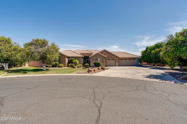 Building Photo - 4335 E Fox Cir