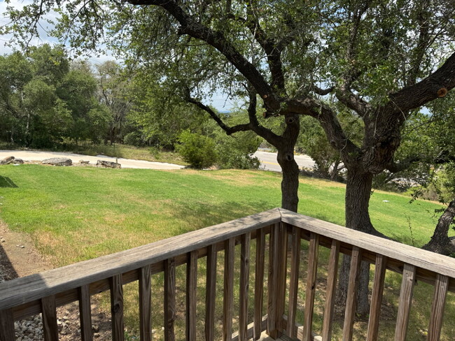 Building Photo - Three bed two bath in Fischer close to Can...