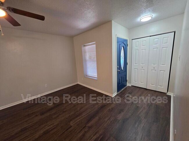 Building Photo - 851 Creekway Ct