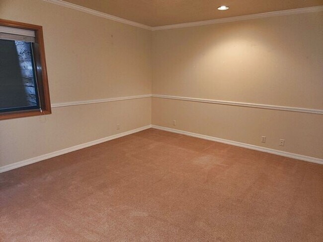 Building Photo - Large Private Luxury Home in Pinebrook  Es...
