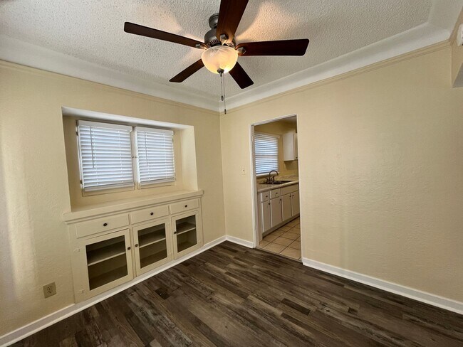 Building Photo - LARGE DOWNSTAIRS ONE BEDROOM ONE BATH!