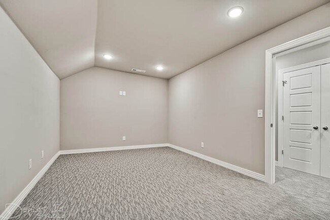 Building Photo - BEAUTIFUL BENTONVILLE HOME - LARGE FENCED IN YARD - BONUS ROOM UPSTAIRS