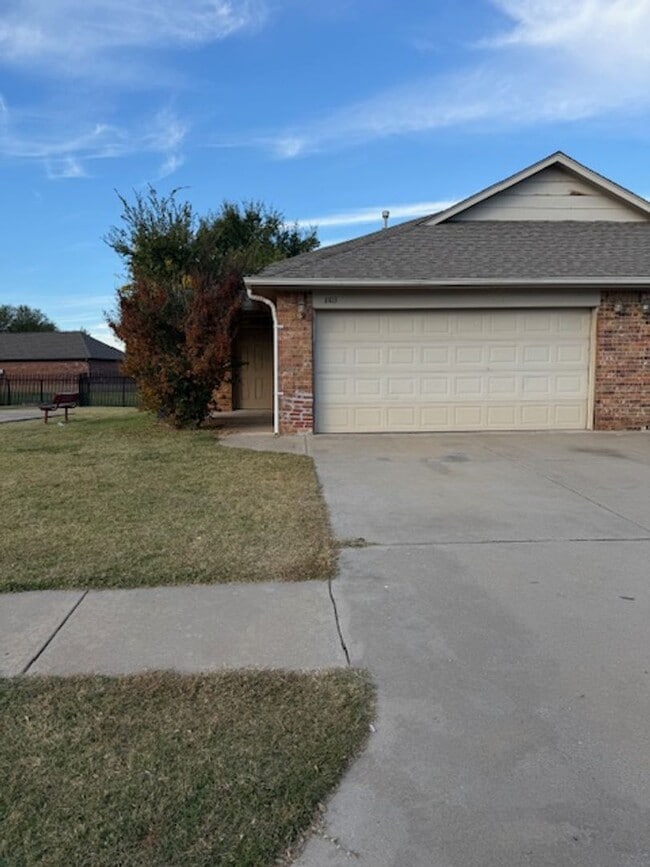 Building Photo - Updated Duplex - Mustang Schools - Open Fl...