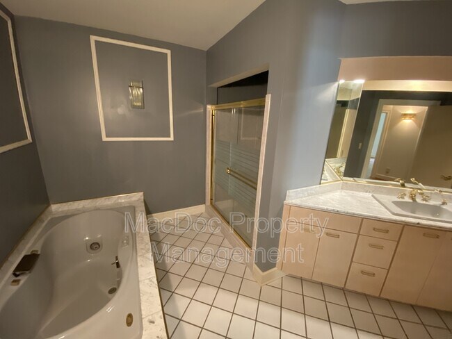 Building Photo - 11225 N Club Dr