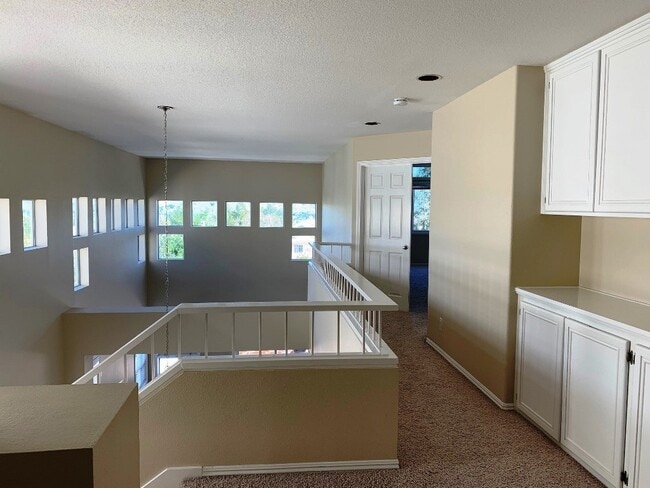 Building Photo - 4BR w/downstairs bed + bath in gated commu...