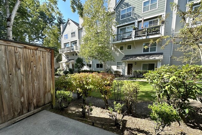 Building Photo - Lovely 2 bedroom Townhome in great Central...